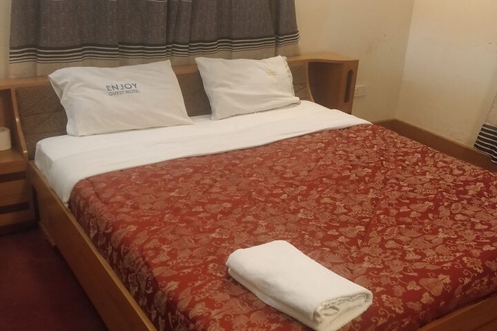 Room 4 of 10