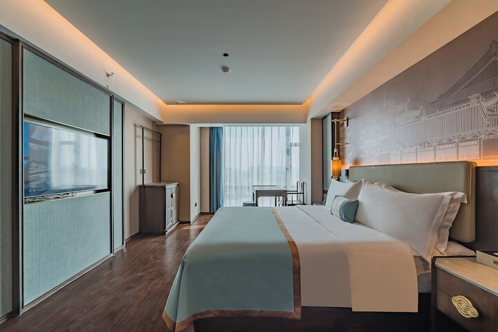 Room 13 of 22