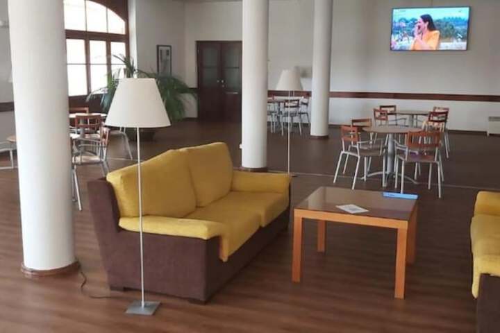 Lounge 31 of 47
