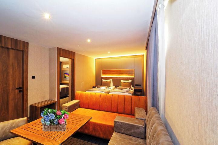 Room 6 of 38