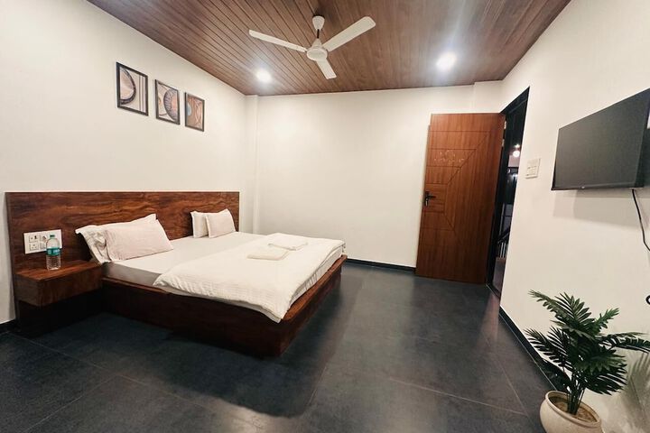 Room 12 of 34