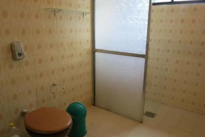 Room 8 of 18