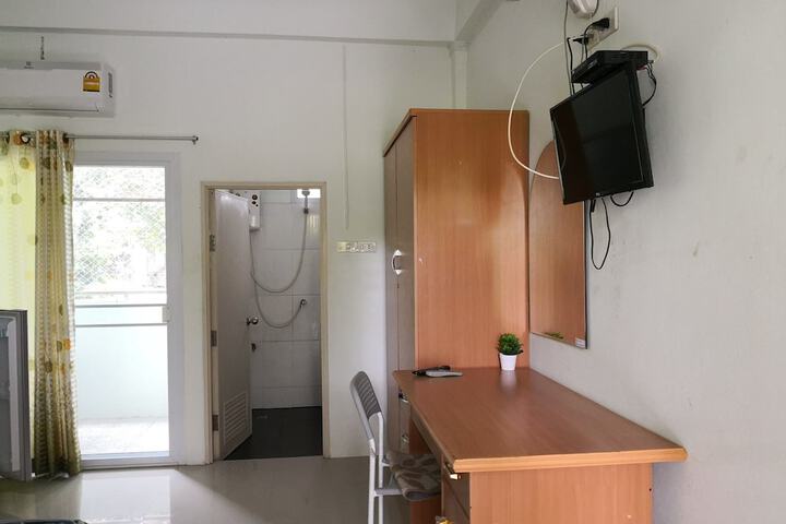 Room 10 of 28