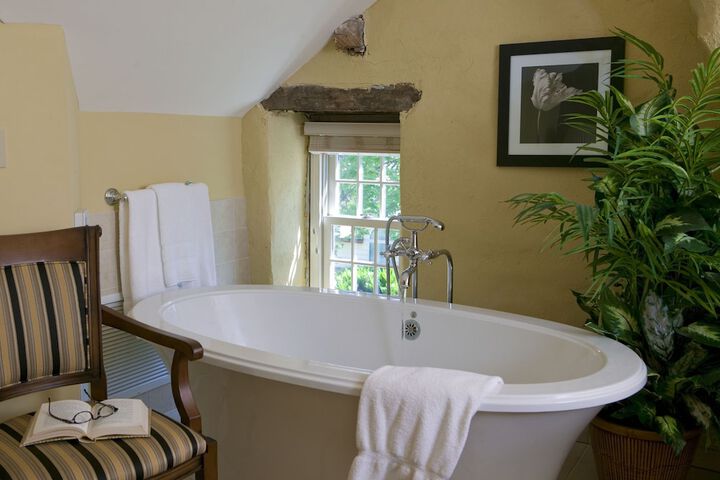 Deep soaking bathtub