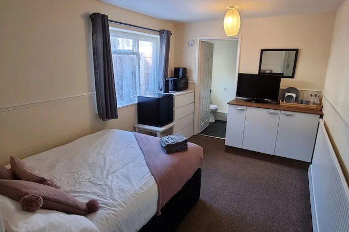 Room 2 of 8
