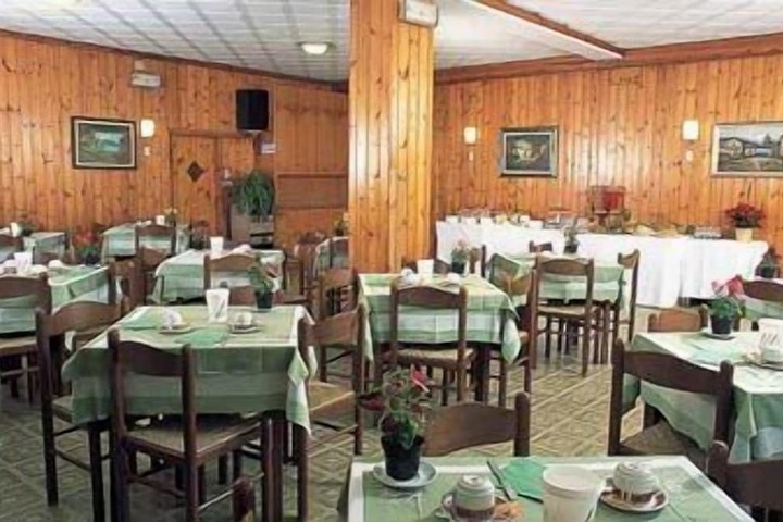 Dining 16 of 26