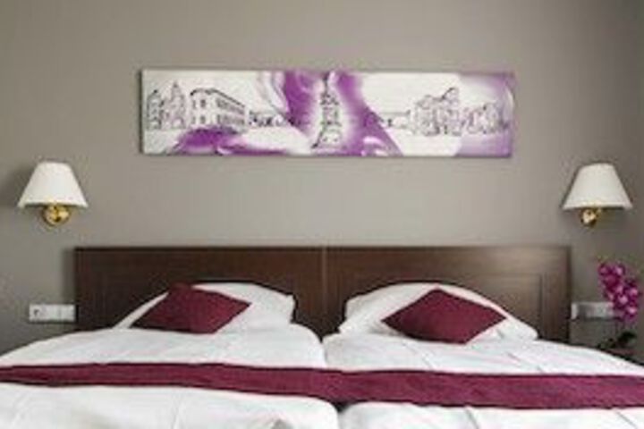 Room 6 of 13