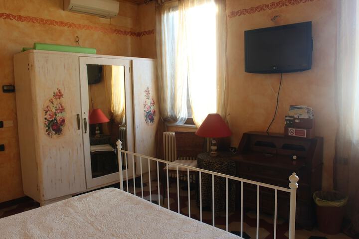 Room 2 of 31