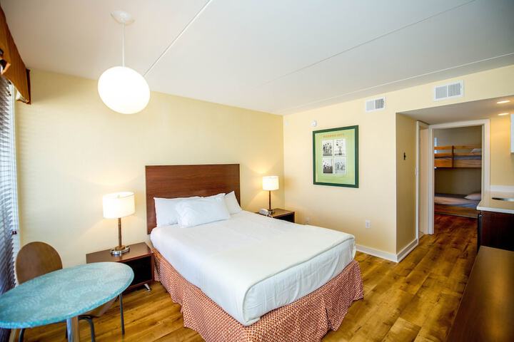Room 6 of 33