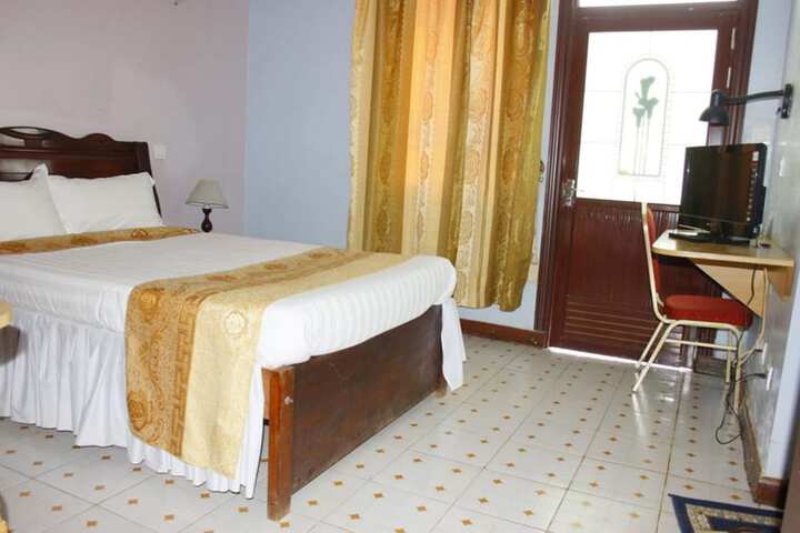 Room 9 of 16