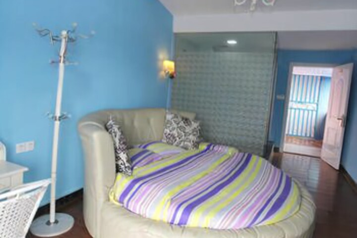 Room 2 of 8