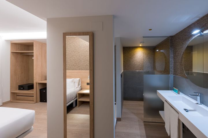 Room 12 of 122