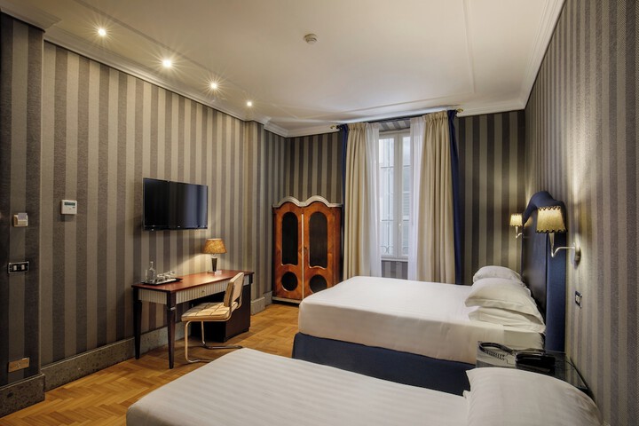 Room 52 of 95