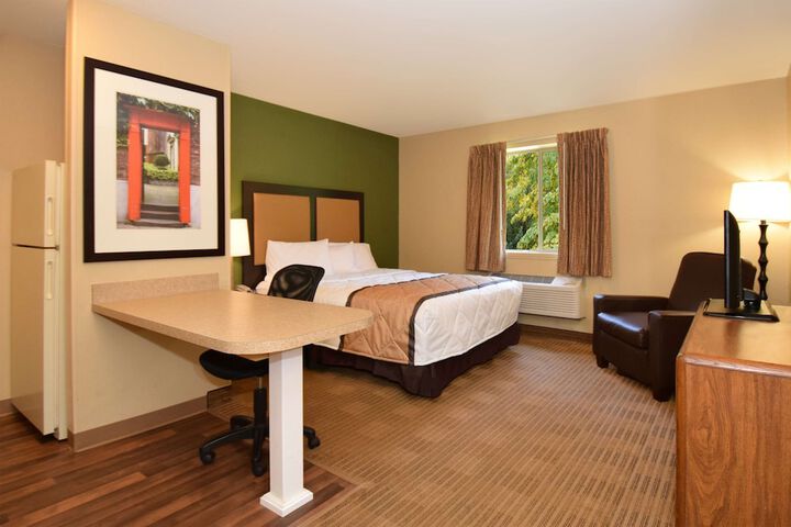 Studio Queen Bed (10 of 13)