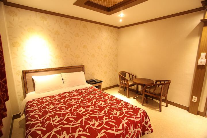 Room 9 of 14