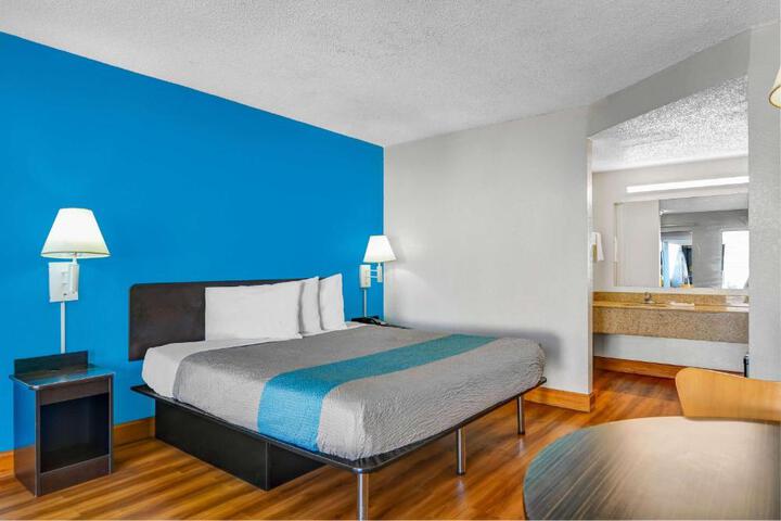 1 King Bed (5 of 6)