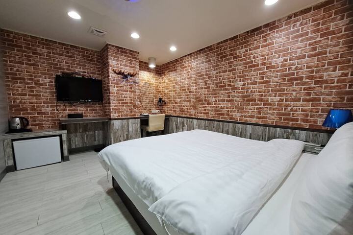Room 12 of 32