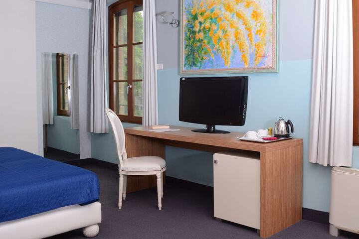 Room 11 of 38