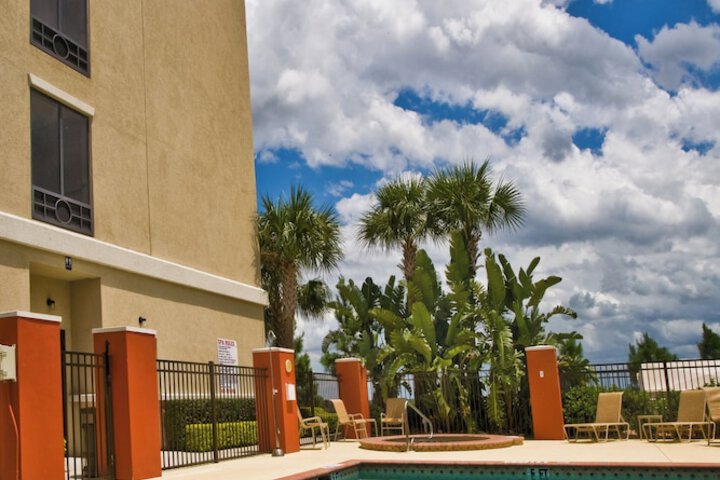 Swimming pool at Holiday Inn Express & Suites Lake Placid by IHG