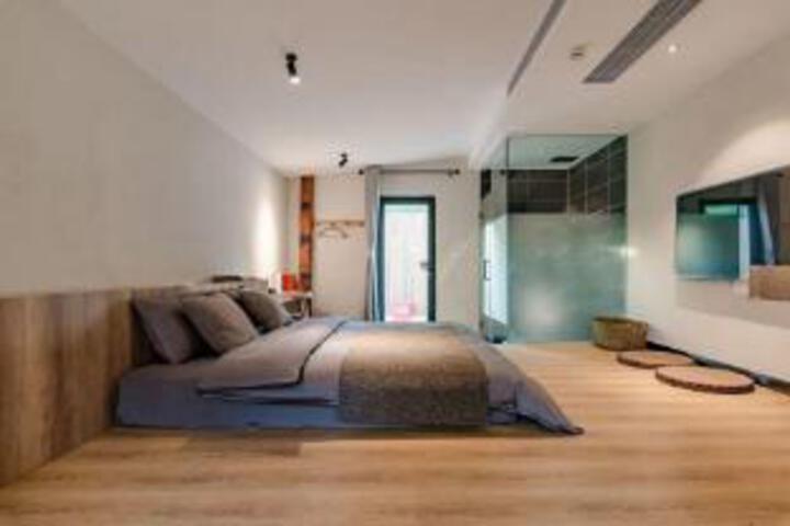 Room 7 of 9