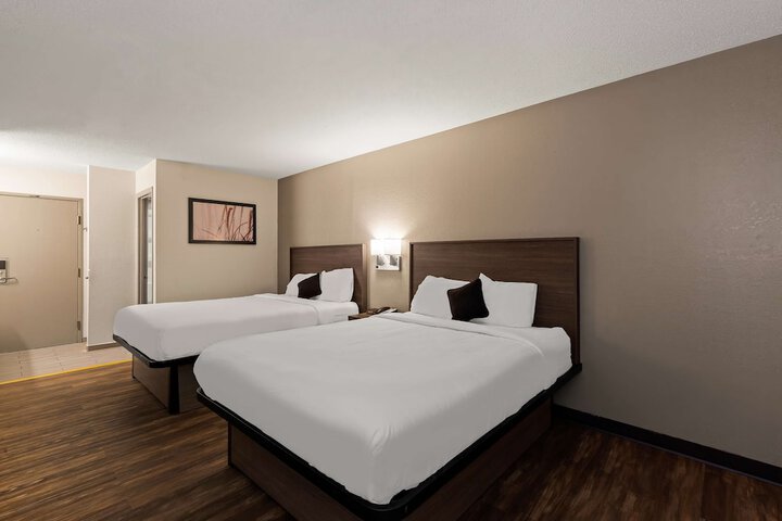 2 Queen Beds (5 of 13)