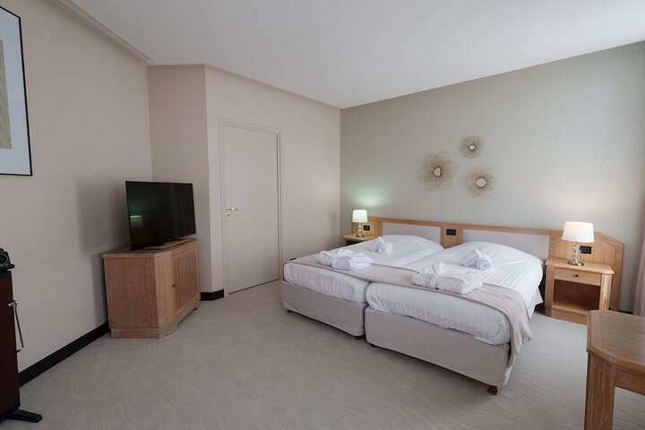 Room 30 of 102