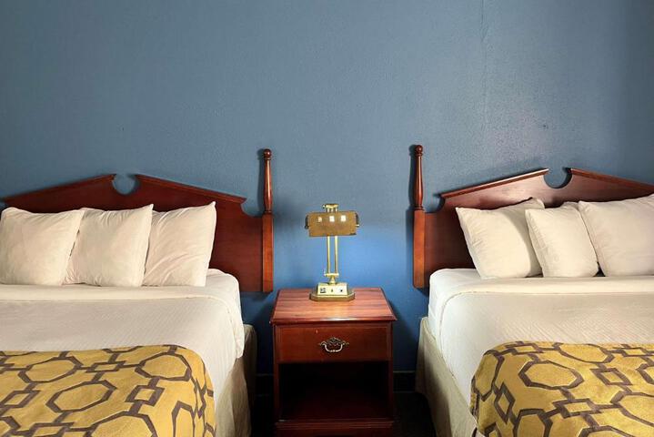 2 Queen Beds (6 of 8)