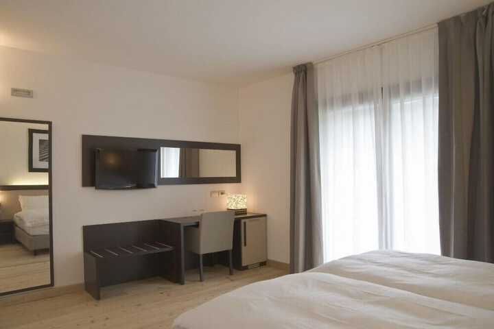 Room 4 of 38