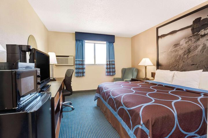 1 King Bed (5 of 9)