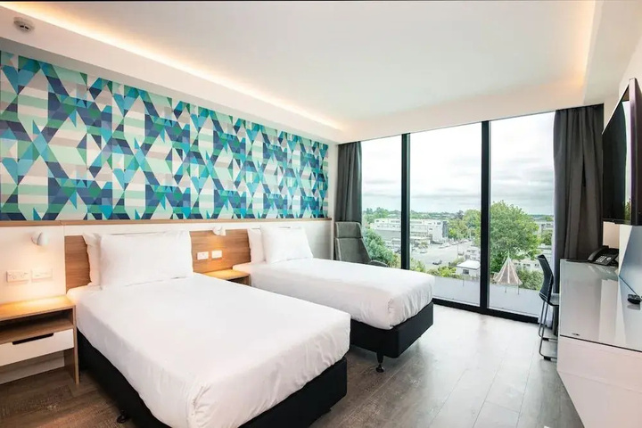 Room 4 of 16