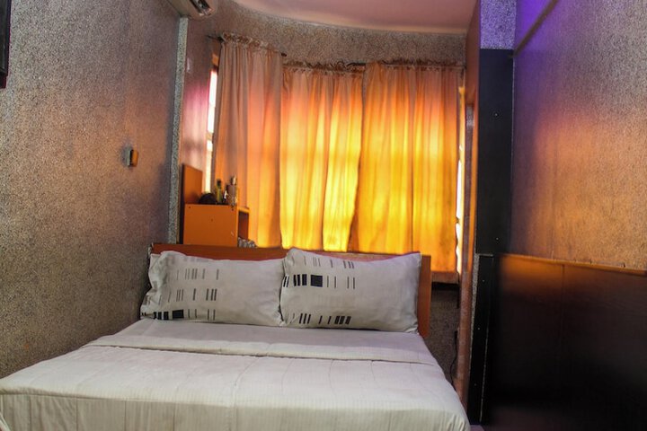 Room 26 of 33
