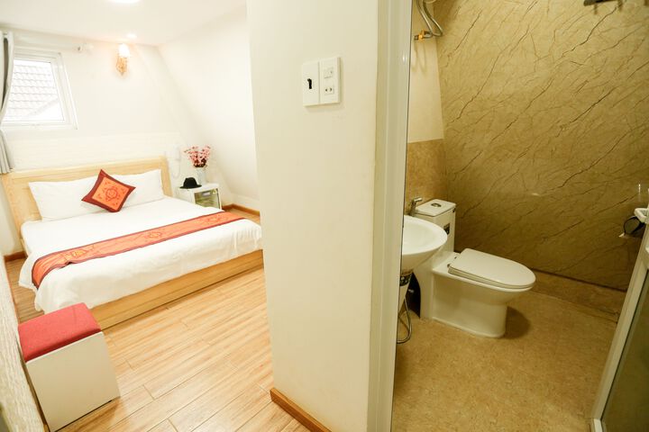 Room 6 of 17