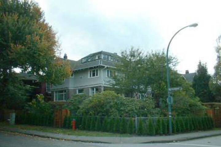 Exterior of Kitsilano Garden Suites