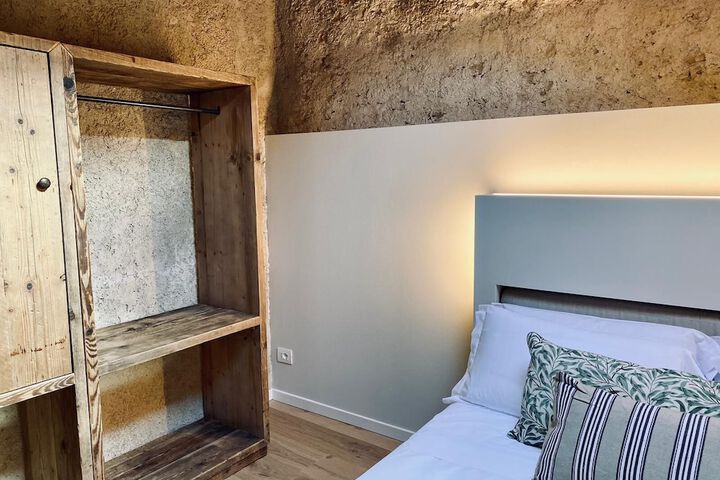 Room 9 of 33