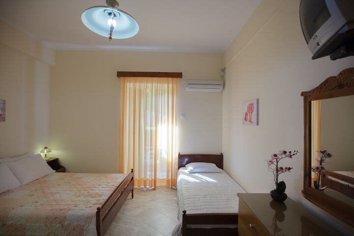 Room 4 of 63