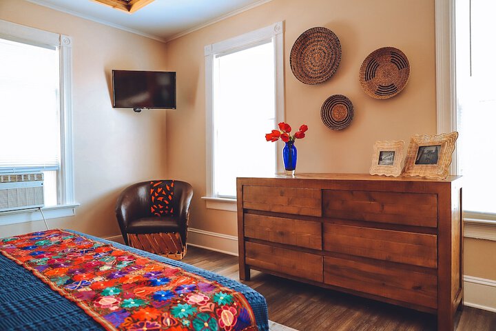 1 King Bed with Scenic View (10 of 11)