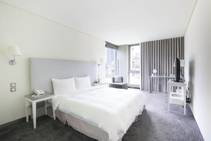 Room 26 of 80