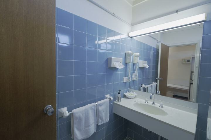 Room 16 of 32