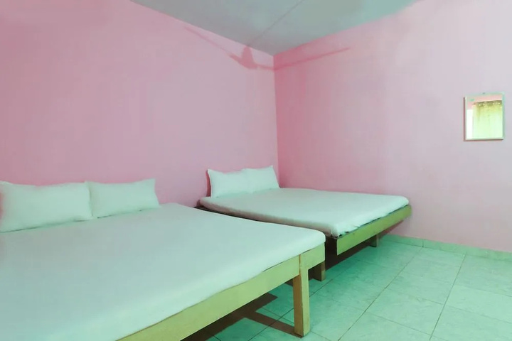 Room 6 of 12