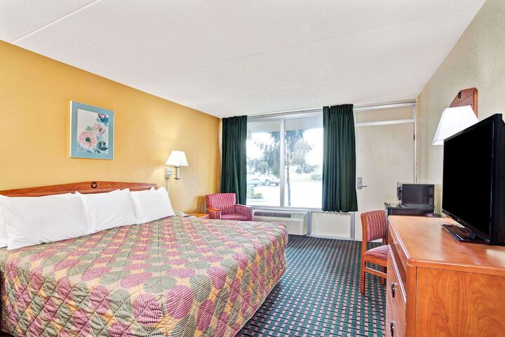 1 King Bed (7 of 8)