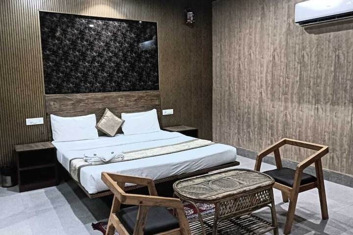 Room 8 of 28