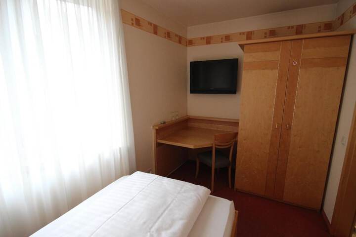 Room 10 of 34