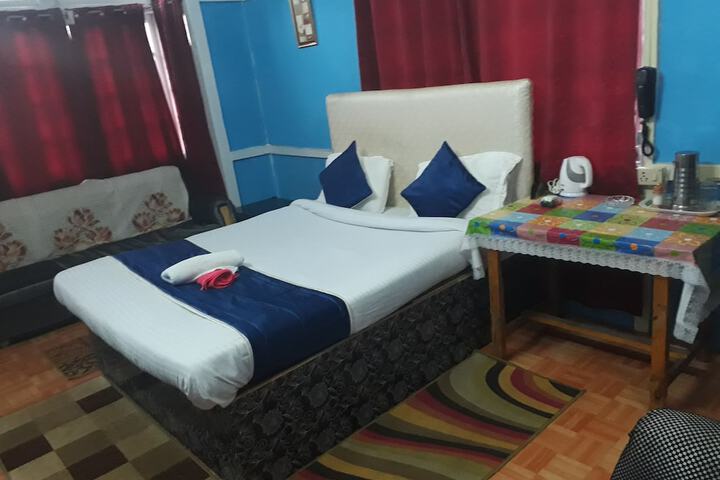 Room 4 of 8