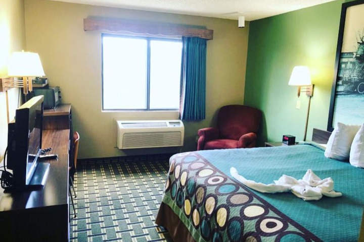 1 King Bed (5 of 6)