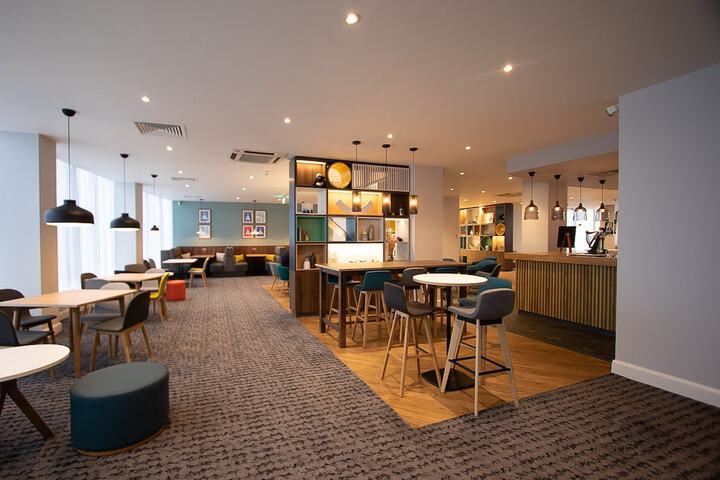 Lounge 130 of 210