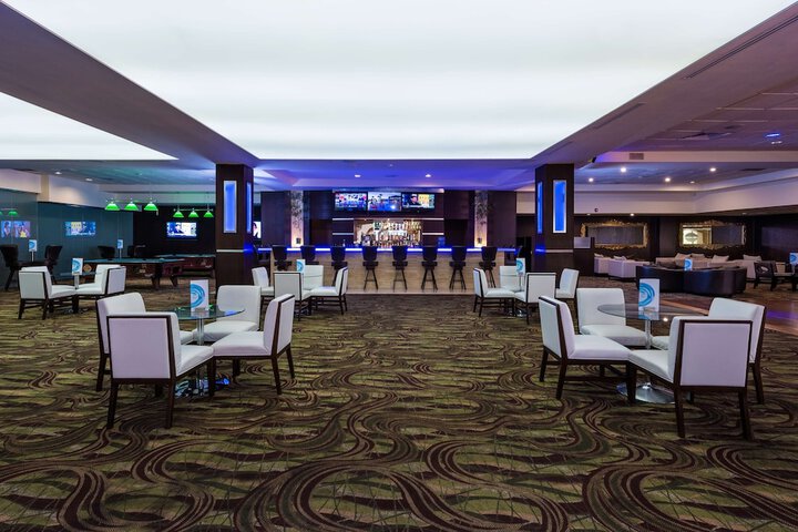 Lounge 77 of 107