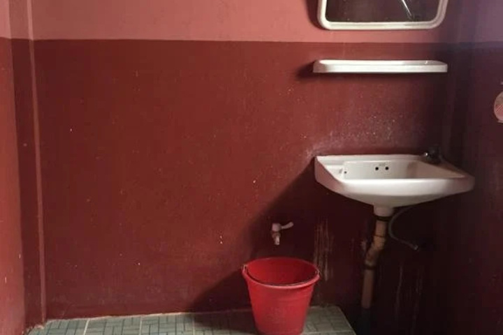Room 4 of 8