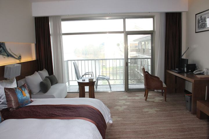 Room 5 of 68