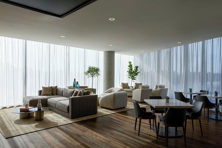 Lounge 60 of 79