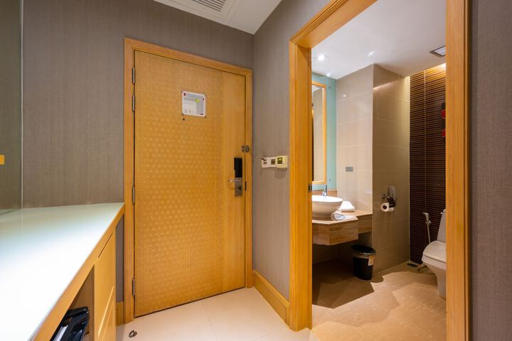 Room 100 of 151